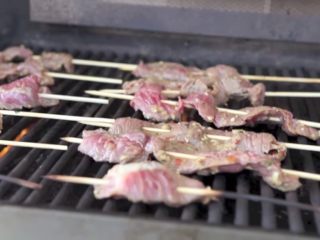 12、自制烤沙爹牛肉串,撸串在家撸!,牛肉条折叠状串上竹签,串好后展开,如图所示