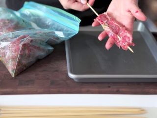 13、自制烤沙爹牛肉串,撸串在家撸!,家里有小型烧烤炉就可以烧烤啦~同样的方法也可以腌制鸡翅、鸡腿各种肉类