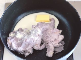 4、芋泥麻薯肉松盒子蛋糕,不粘锅锅内倒入黄油、奶油、香芋泥、细砂糖,小火不断翻炒,炒到水分偏干出锅