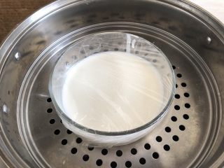 5、芋泥麻薯肉松盒子蛋糕,麻薯制作:麻薯材料混合均匀,过筛一遍,蒙上保鲜膜,上锅蒸30分钟,直到麻薯凝固熟透