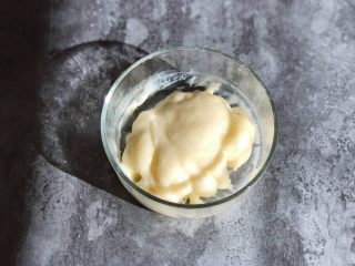 6、芋泥麻薯肉松盒子蛋糕,放温热后加入黄油,带上防烫一次性手套揉匀,揉匀的麻薯