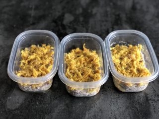 9、芋泥麻薯肉松盒子蛋糕,在香芋泥上均匀铺上肉松