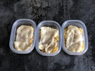 11、芋泥麻薯肉松盒子蛋糕,然后取一小块麻薯擀薄,盖在肉松上