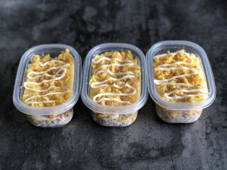 13、芋泥麻薯肉松盒子蛋糕,均匀铺上肉松,挤适量蛋黄酱