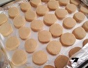 7、花生酱是个好帮手——【花生圆香饼干】,搓好的长条放进冰箱的冷冻室，冷冻2个小时左右。取出后把冻硬的长条用刀切成厚度约0.8CM的小圆片。