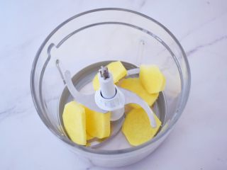 2、红糖姜撞奶,生姜去皮洗净切成片，再放入料理机中