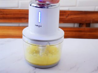 3、红糖姜撞奶,启动机器打成姜末