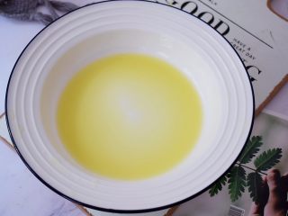 4、红糖姜撞奶,用纱布包住挤出姜汁备用