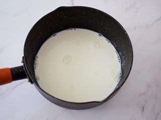5、红糖姜撞奶,牛奶倒入奶锅中