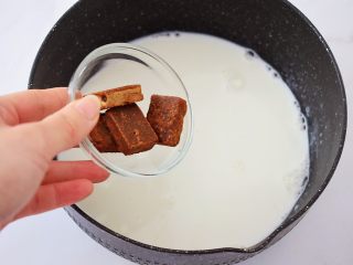 6、红糖姜撞奶,加入红糖