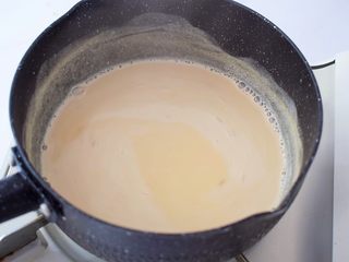 7、红糖姜撞奶,小火边煮边搅拌，煮至红糖融化，温度为80度时，如果没有温度计，看到牛奶边缘出现小泡泡，中间没烧开就差不多了（如果把握不了，最好用养生壶煮，因养生壶是可以调整温度的）