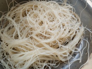 1、炒米粉,米粉温水泡软备用