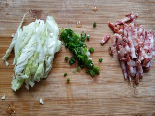 2、炒米粉,材料切开备用