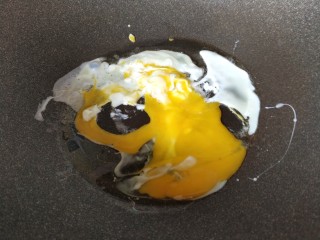 3、炒米粉,热火放油，放入鸡蛋