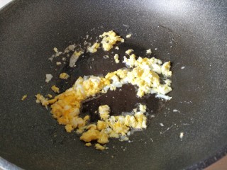 4、炒米粉,把鸡蛋炒碎