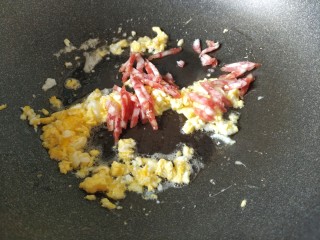 5、炒米粉,加入腊肠丝炒香