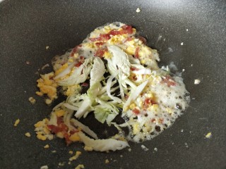 6、炒米粉,加入包菜丝