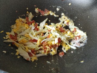 7、炒米粉,包菜丝炒至断生