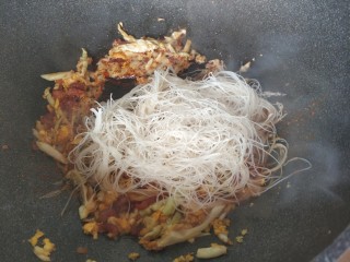 8、炒米粉,加入米粉