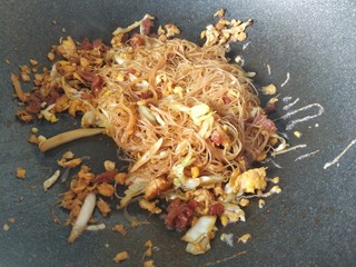 9、炒米粉,倒入生抽，翻炒均匀