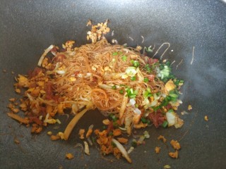 10、炒米粉,最后加入葱花
