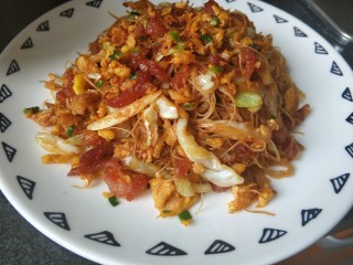 12、炒米粉,途中如果觉得太干可以稍微放一点点水，不需要太湿，这个炒米粉是比较干，比较松散的