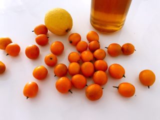 1、自做金桔柠檬茶,不只能止咳化痰,还是面包好伴侣,准备好所有原材料。