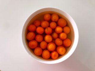 2、自做金桔柠檬茶,不只能止咳化痰,还是面包好伴侣,金桔柠檬放盐水中浸泡十分钟,清洗干净。