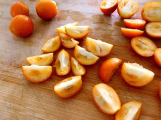 4、自做金桔柠檬茶,不只能止咳化痰,还是面包好伴侣,金橘切开后去籽。(也可切小点)