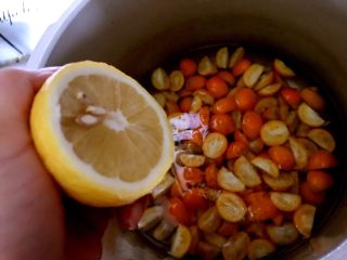 6、自做金桔柠檬茶,不只能止咳化痰,还是面包好伴侣,半个柠檬挤出水加入,期间不停搅拌,防止粘锅,直到水份完全烧干。