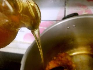 7、自做金桔柠檬茶,不只能止咳化痰,还是面包好伴侣,待冷却后出锅即可,加入蜂蜜。