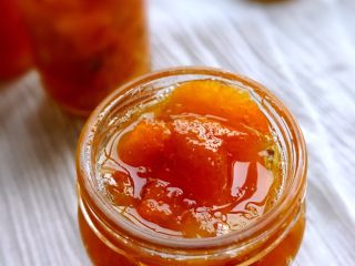 8、自做金桔柠檬茶,不只能止咳化痰,还是面包好伴侣,装在干净的玻璃瓶中。