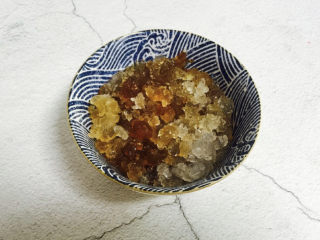 3、蔓越莓苹果桃胶糖水+冬日暖心菜,桃胶泡发12小时，可以提前一晚泡发。挑去杂质清洗干净