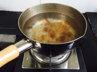 6、蔓越莓苹果桃胶糖水+冬日暖心菜,锅中加入600ml饮用水大火烧开倒入桃胶盖上锅盖大火煮开转中小火煮30分钟