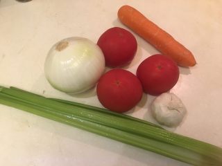 2、意大利肉酱面,洋葱、番茄、红萝卜、蒜头、西洋芹