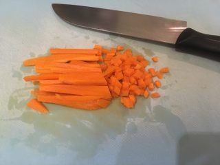 3、意大利肉酱面,红萝卜去皮切末