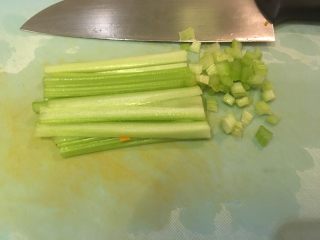 4、意大利肉酱面,西洋芹洗净切末
