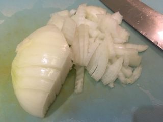 5、意大利肉酱面,洋葱切末