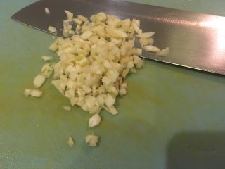 7、意大利肉酱面,蒜头去皮切末