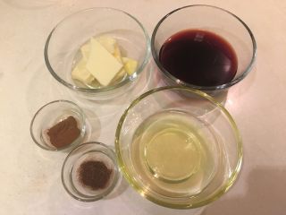 9、意大利肉酱面,无盐奶油、红酒、肉桂粉、豆蔻粉、橄榄油