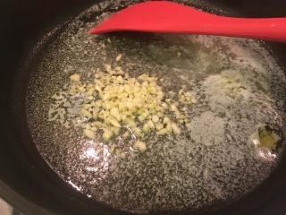 11、意大利肉酱面,先炒香蒜末