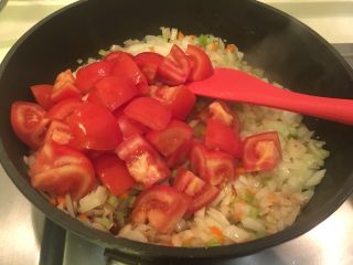 17、意大利肉酱面,加入番茄块