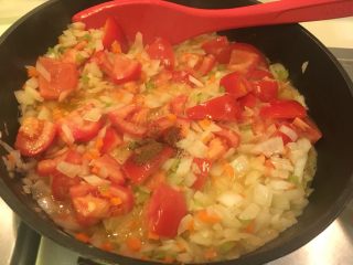 18、意大利肉酱面,再加豆蔻粉，边加材料边拌炒