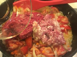 20、意大利肉酱面,淋上红酒