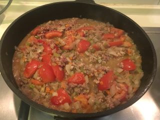 21、意大利肉酱面,混合均匀烧开，加盐、黑胡椒调味