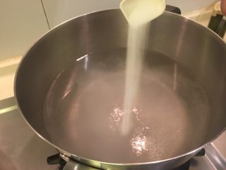 23、意大利肉酱面,炒肉酱的同时先烧一锅水！加盐让她跟海水一样咸！再加一点橄榄油！