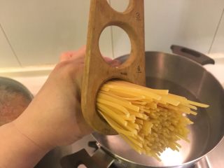 24、意大利肉酱面,量面器取4人份！