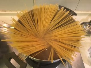 25、意大利肉酱面,双手上下握住，拧毛巾一样的下面条！