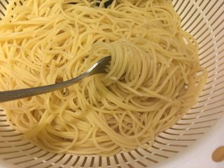 29、意大利肉酱面,用叉子卷面