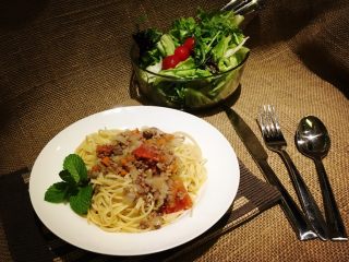 31、意大利肉酱面,将肉酱舀到面条上！中间我还煎了牛排，时间差不多！快开动！